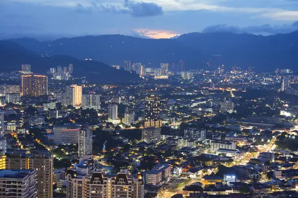 Günün mavi saatinde Malezya 'daki Penang şehrinin manzarası