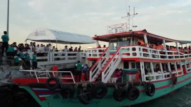 Tayland 'ın ağır dalgalı Pattaya Chonburi bölgesindeki bir adada yolcu taşıyan bir feribot.