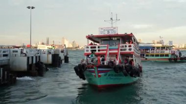 Tayland 'ın ağır dalgalı Pattaya Chonburi bölgesindeki bir adada yolcu taşıyan bir feribot.