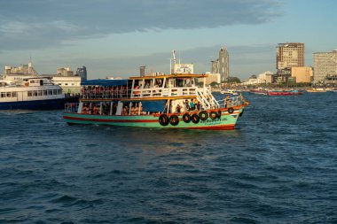 15 Aralık 2024 'te, Tayland' ın şiddetli dalgalı Pattaya Chonburi bölgesinde, bir rıhtımdan bir adaya yolcu taşıyan feribot.