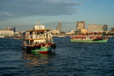 15 Aralık 2024 'te, Tayland' ın şiddetli dalgalı Pattaya Chonburi bölgesinde, bir rıhtımdan bir adaya yolcu taşıyan feribot.
