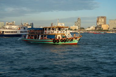 15 Aralık 2024 'te, Tayland' ın şiddetli dalgalı Pattaya Chonburi bölgesinde, bir rıhtımdan bir adaya yolcu taşıyan feribot.