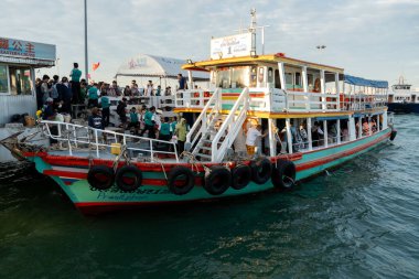 Turistlere, kendilerini bir rıhtımdan bir komşu adaya götürecek bir vapura binmeleri için personel tarafından yardım ediliyor. 15 Aralık 2024 'te Tayland' ın Pattaya Chonburi ilçesi Asya 'da 