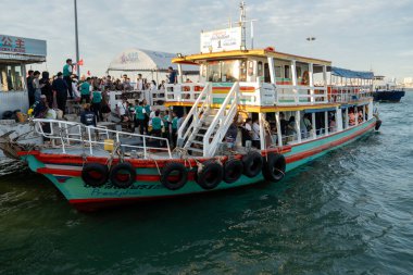 Turistlere, kendilerini bir rıhtımdan bir komşu adaya götürecek bir vapura binmeleri için personel tarafından yardım ediliyor. 15 Aralık 2024 'te Tayland' ın Pattaya Chonburi ilçesi Asya 'da 