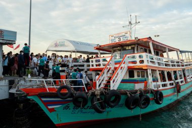 Turistlere, kendilerini bir rıhtımdan bir komşu adaya götürecek bir vapura binmeleri için personel tarafından yardım ediliyor. 15 Aralık 2024 'te Tayland' ın Pattaya Chonburi ilçesi Asya 'da 