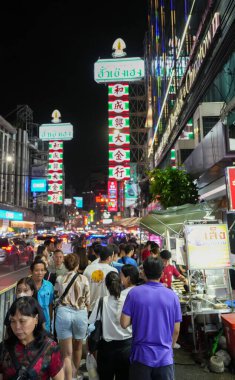 Bangkok Çin Mahallesi Tayland 'daki Yaowarat Yolu' nda sokak yaşamı ve atmosfer