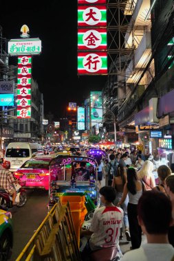 Bangkok Çin Mahallesi Tayland 'daki Yaowarat Yolu' nda sokak yaşamı ve atmosfer