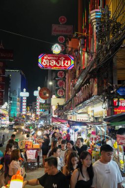 Bangkok Çin Mahallesi Tayland 'daki Yaowarat Yolu' nda sokak yaşamı ve atmosfer