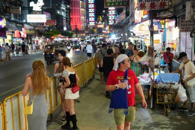 Bangkok Çin Mahallesi Tayland 'daki Yaowarat Yolu' nda sokak yaşamı ve atmosfer