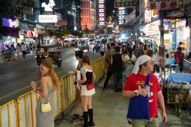 Bangkok Çin Mahallesi Tayland 'daki Yaowarat Yolu' nda sokak yaşamı ve atmosfer