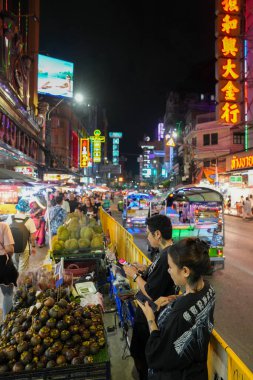Bangkok Çin Mahallesi Tayland 'daki Yaowarat Yolu' nda sokak yaşamı ve atmosfer