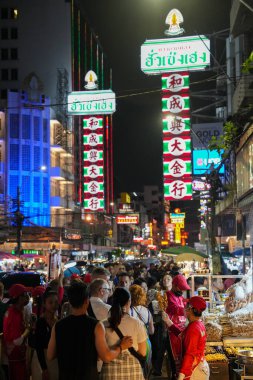 Bangkok Çin Mahallesi Tayland 'daki Yaowarat Yolu' nda sokak yaşamı ve atmosfer