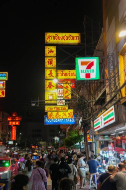 Bangkok Çin Mahallesi Tayland 'daki Yaowarat Yolu' nda sokak yaşamı ve atmosfer