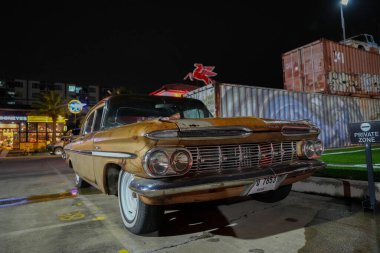 Tayland 'ın Bangkok kentindeki tren gece pazarında Srinagarindra' da bulunan klasik bir Amerikan arabası.