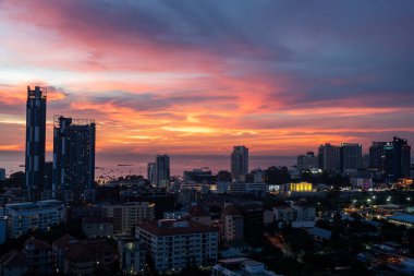 Pattaya kasabası Chonburi, Tayland ve Asya 'daki bir apartmanın 22. katından gün batımı manzarası.