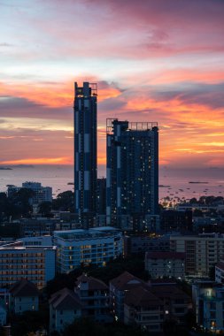 Pattaya kasabası Chonburi, Tayland ve Asya 'daki bir apartmanın 22. katından gün batımı manzarası.