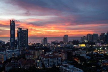 Pattaya kasabası Chonburi, Tayland ve Asya 'daki bir apartmanın 22. katından gün batımı manzarası.