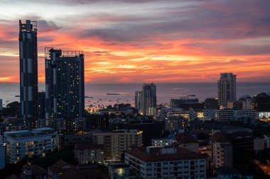 Pattaya kasabası Chonburi, Tayland ve Asya 'daki bir apartmanın 22. katından gün batımı manzarası.