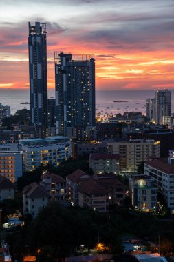 Pattaya kasabası Chonburi, Tayland ve Asya 'daki bir apartmanın 22. katından gün batımı manzarası.