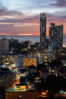Pattaya kasabası Chonburi, Tayland ve Asya 'daki bir apartmanın 22. katından gün batımı manzarası.