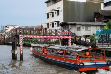 Tayland Asya 'daki Bangkok' taki Chao Phraya Nehri 'nin Khlong' unda bir ekspres bot.