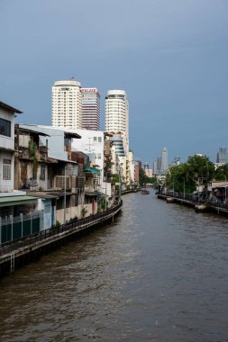 Bangkok Tayland ve Asya 'daki Chao Phraya Nehri' nin bir Khlong 'u.