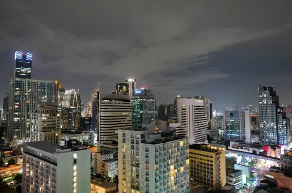 Tayland 'ın güneydoğu Asya bölgesindeki Bangkok şehrinin çatısı manzaralı.