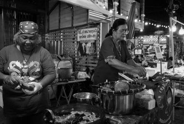 Tayland 'da Pattaya Bölgesi Chonburi yakınlarındaki Chak Ngaew Çin Pazarı tek renkli ya da siyah beyaz 