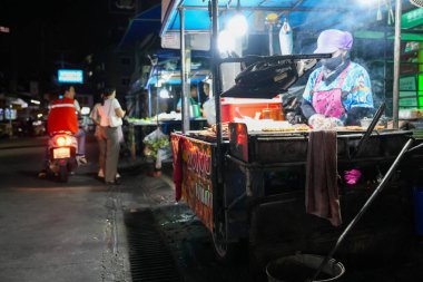Tayland 'ın Chonburi bölgesindeki Soi Buakhao' da binaların ve insanların yaşadığı sokak hayatı.