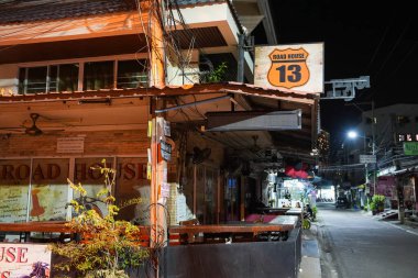 Tayland 'ın Chonburi bölgesindeki Soi Buakhao' da binaların ve insanların yaşadığı sokak hayatı.