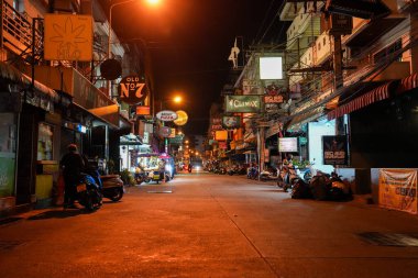Tayland 'ın Chonburi bölgesindeki Soi Buakhao' da binaların ve insanların yaşadığı sokak hayatı.