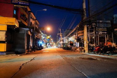 Tayland 'ın Chonburi bölgesindeki Soi Buakhao' da binaların ve insanların yaşadığı sokak hayatı.