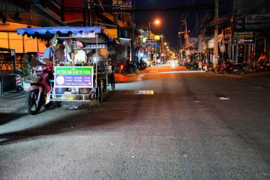Tayland 'ın Chonburi bölgesindeki Soi Buakhao' da binaların ve insanların yaşadığı sokak hayatı.