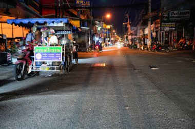 Tayland 'ın Chonburi bölgesindeki Soi Buakhao' da binaların ve insanların yaşadığı sokak hayatı.