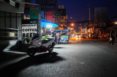 Tayland 'ın Chonburi bölgesindeki Soi Buakhao' da binaların ve insanların yaşadığı sokak hayatı.