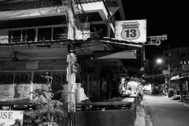 Tayland 'ın Chonburi bölgesindeki Soi Buakhao' da binaların ve insanların yaşadığı sokak hayatı.