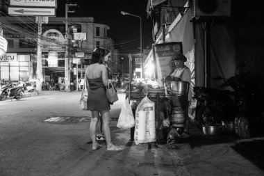 Tayland 'ın Chonburi bölgesindeki Soi Buakhao' da binaların ve insanların yaşadığı sokak hayatı.