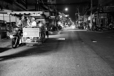 Tayland 'ın Chonburi semti Pattaya' daki Soi Buakhao 'da binaların ve insanların yaşadığı sokak hayatı tek renkli ya da siyah beyaz 