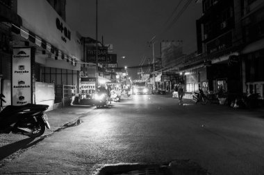 Tayland 'ın Chonburi bölgesindeki Soi Buakhao' da binaların ve insanların yaşadığı sokak hayatı.