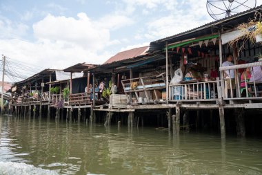 Bangkok Tayland Asya 'sında Chao Phraya nehrinin önünde bar veya restoran olarak kullanılan balkonlu eski ahşap evler. 