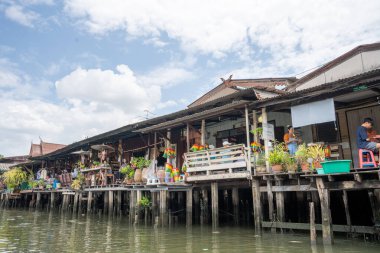 Bangkok Tayland Asya 'sında Chao Phraya nehrinin önünde bar veya restoran olarak kullanılan balkonlu eski ahşap evler. 