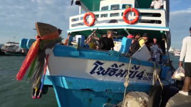 Bir Tayland feribotu komşu ada turundan dönüyor ve yolcular dalgalı denizler ve yüksek dalgalar nedeniyle karaya çıkarılıyor. Pattaya Chonburi Bölgesi Tayland 17 Aralık 2024 