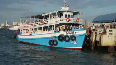 Bir Tayland feribotu komşu ada turundan dönüyor ve yolcular dalgalı denizler ve yüksek dalgalar nedeniyle karaya çıkarılıyor. Pattaya Chonburi Bölgesi Tayland 17 Aralık 2024 