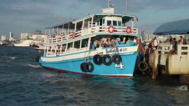 Bir Tayland feribotu komşu ada turundan dönüyor ve yolcular dalgalı denizler ve yüksek dalgalar nedeniyle karaya çıkarılıyor. Pattaya Chonburi Bölgesi Tayland 17 Aralık 2024 