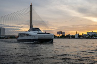 Nonthaburi Köprüsü ve başkentin Chao Phraya Nehri ve Metropolis Bangkok Tayland ve Güneydoğu Asya