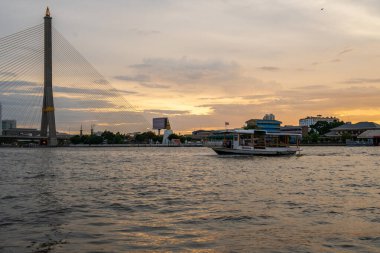 Nonthaburi Köprüsü ve başkentin Chao Phraya Nehri ve Metropolis Bangkok Tayland ve Güneydoğu Asya