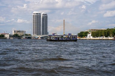 Tayland Asya 'daki Bangkok Chao Phraya Nehri' nde bir feribot.