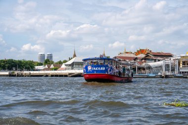 Tayland Asya 'daki Bangkok Chao Phraya Nehri' nde bir feribot.