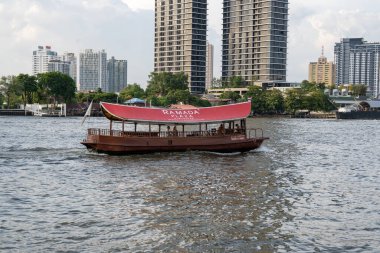 Tayland Asya 'daki Bangkok Chao Phraya Nehri' nde bir ekspres tekne.