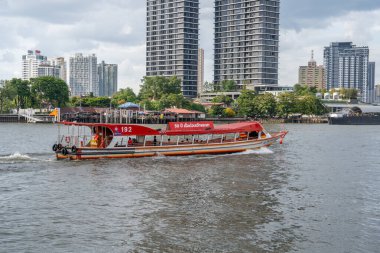 Tayland Asya 'daki Bangkok Chao Phraya Nehri' nde bir ekspres tekne.